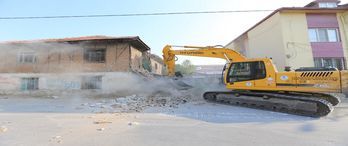 Pamukkale'de riskli binaların yıkımı yapılıyor