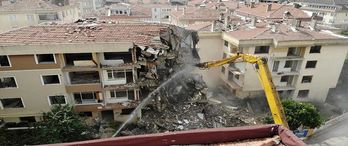 Büyükçekmece'de 12 daireli riskli bina yıkıldı