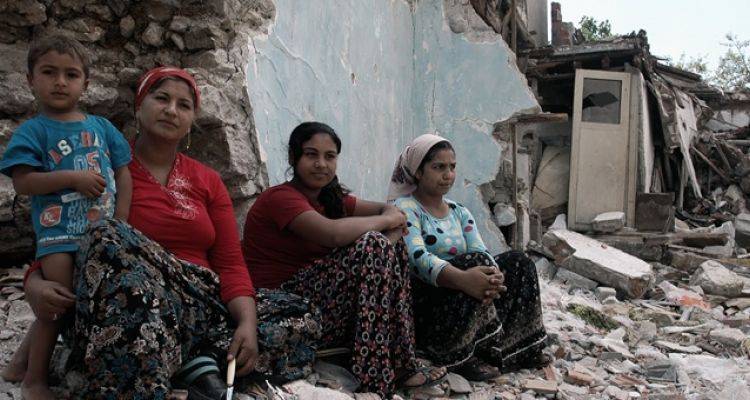 Romanlara Bahçeli Ev Sürprizi!