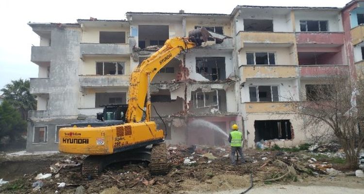 Büyükçekmece'de 28 riskli bina yıkıldı