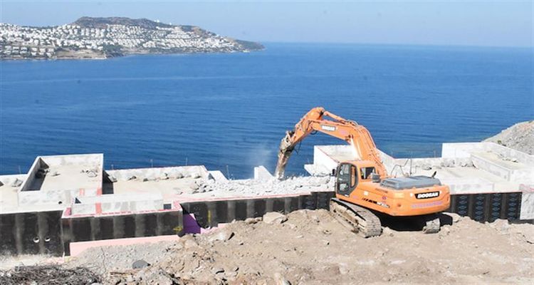 Bodrum'daki kaçak yapıların yıkımı tamamlanıyor