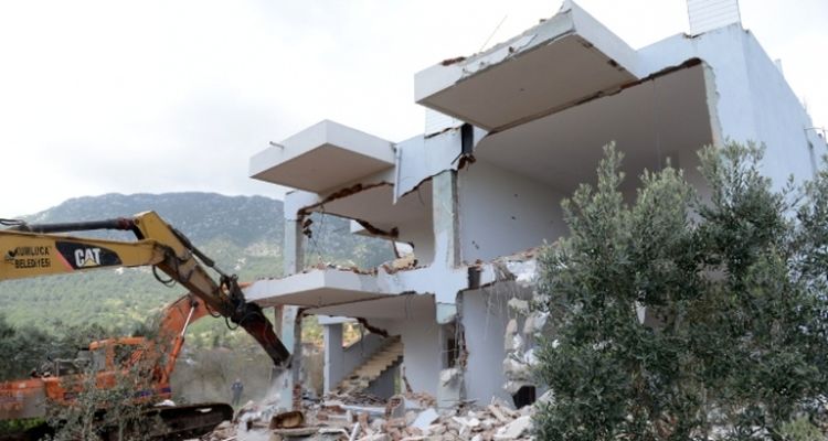 Antalya'da yabancıların kaçak yapıları yıkıldı