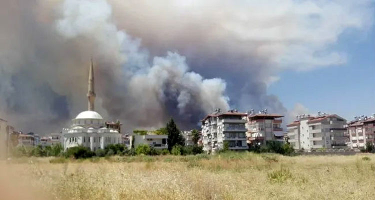 Antalya'daki yangında 2 bin 300 yapı etkilendi