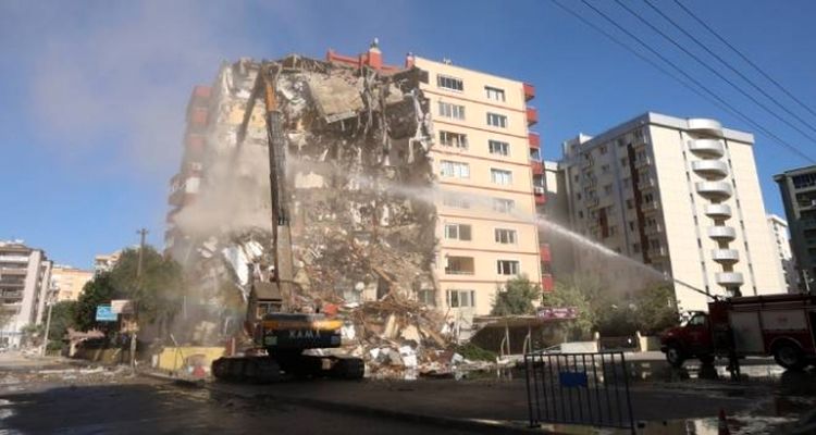 Bayraklı'da 30 hasarlı bina daha yıkılacak