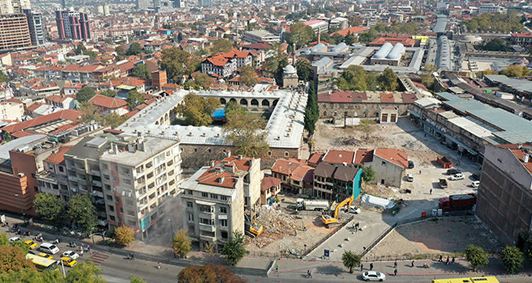 Bursa'nın tarihi bölgesinde çok katlı binalar yıkılıyor