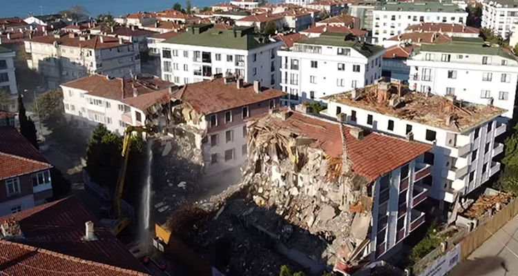 Büyükçekmece'de riskli 3 bina daha yıkıldı