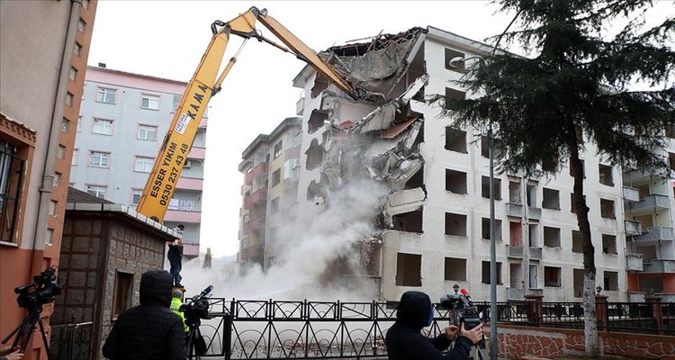 Kartal'da 6 yıldır dönüşüm bekleyen sitede çalışmalar başlıyor