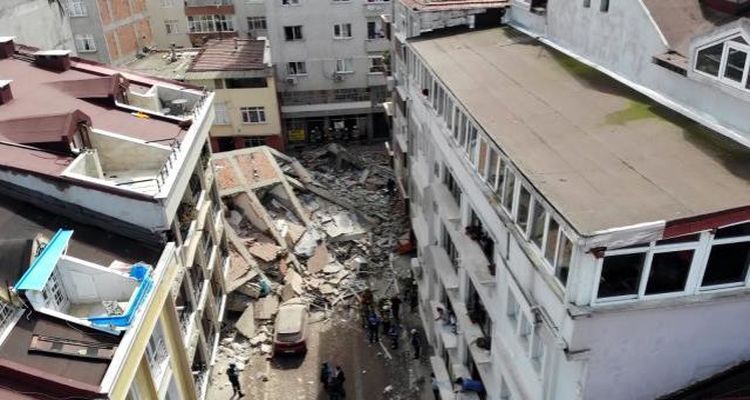 Zeytinburnu'nda çöken binanın etrafındaki 4 bina boşaltıldı