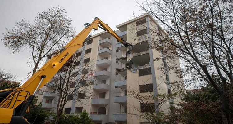 Beylikdüzü'nde dönüşüm kapsamında bir bina daha yıkıldı