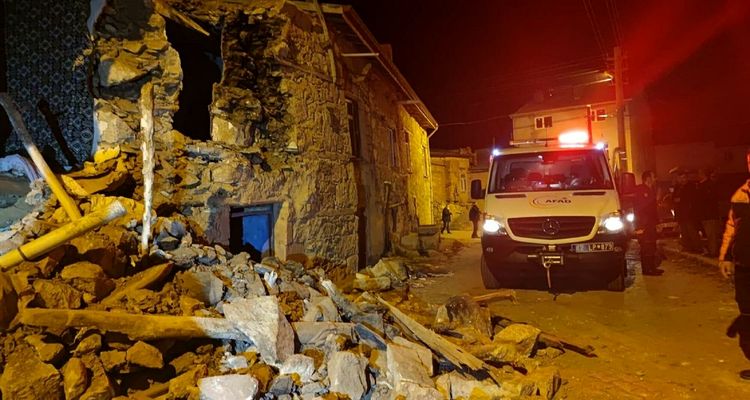 Konya'daki depremde 66 yapı hasar gördü