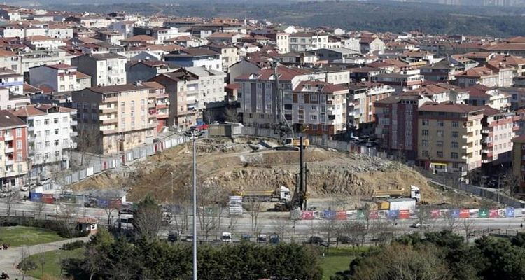 Sultangazi'de riskli binalar tek tek yıkılıyor