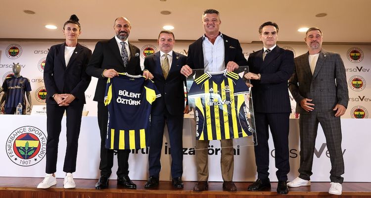 arsaVev ile Fenerbahçe Kadın Futbol Takımı Arasındaki Sponsorluk Anlaşmasının İmza Töreni Düzenlendi