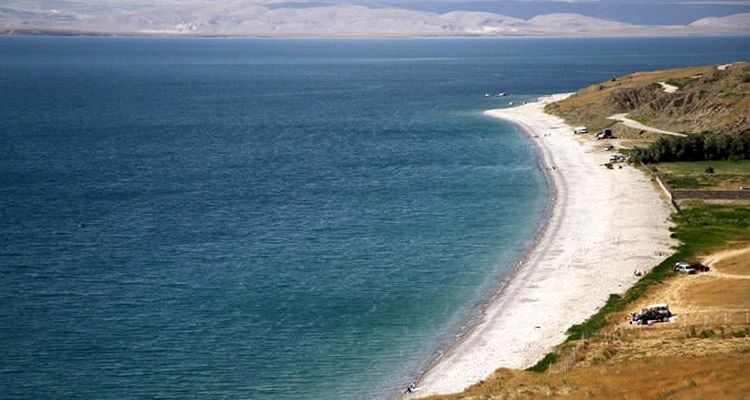 Van Gölü Ayanis Sahili’ne “Mavi Bayrak”