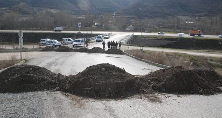 Arsası Üzerinden Geçen Yolu Trafiğe Kapattı