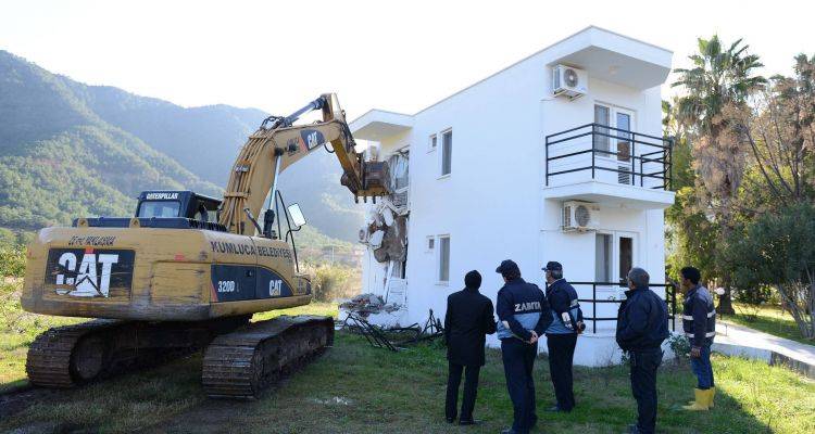 Antalya Adrasan’da Kaçak Otel Yıkıldı