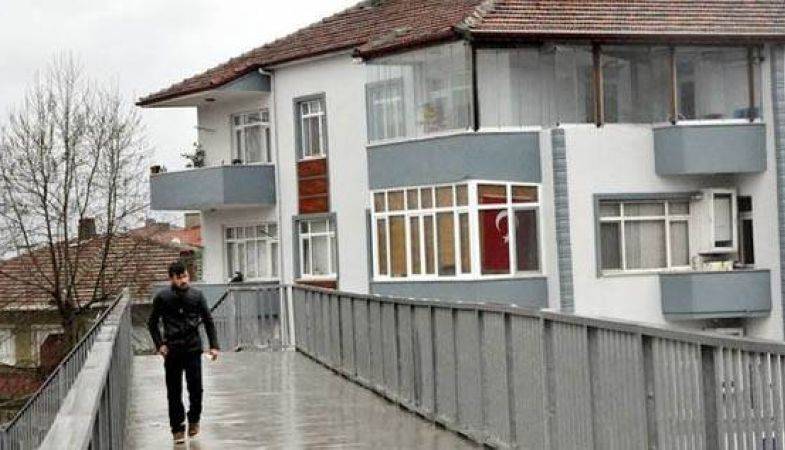 Evimin İçi Görünüyor Dedi Üstgeçide Yıkım Kararı Çıkarttı