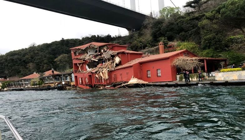 İstanbul Boğazı'nın simge yalısına tanker çarptı