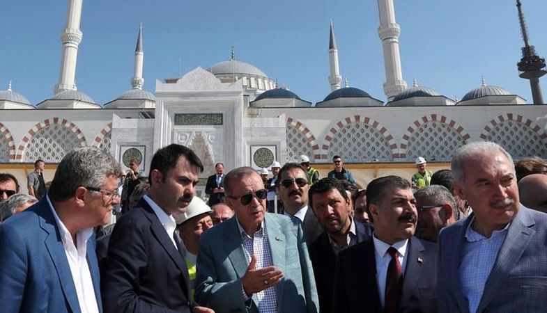 Cumhurbaşkanı Erdoğan Çamlıca Camii’ni ziyaret etti