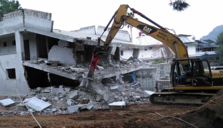 Antalya'da kaçak yapıların yıkımı hızlandı
