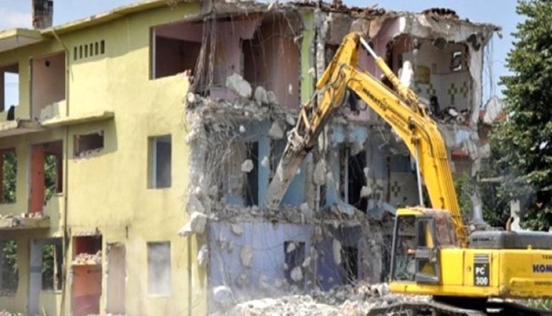 İstanbul'da metruk binalar şikayet üzerine yıkılıyor