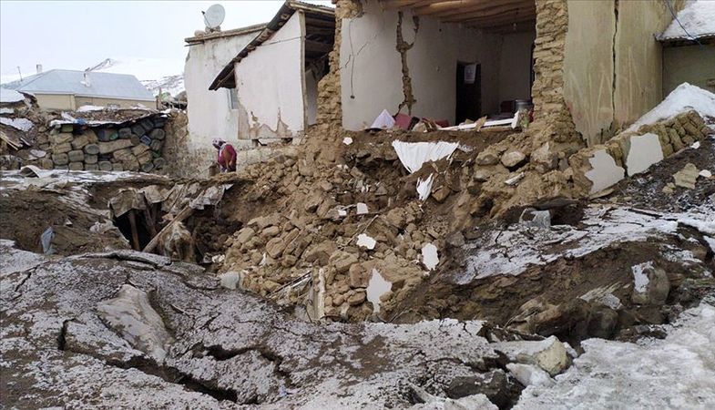 İran'daki depremin etkisiyle Van'da kerpiç evler yıkıldı
