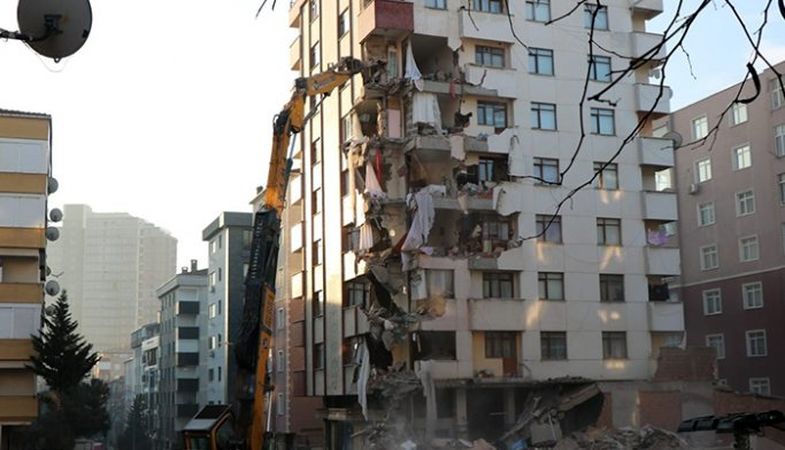 Kartal'da 101 riskli bina yıkıldı