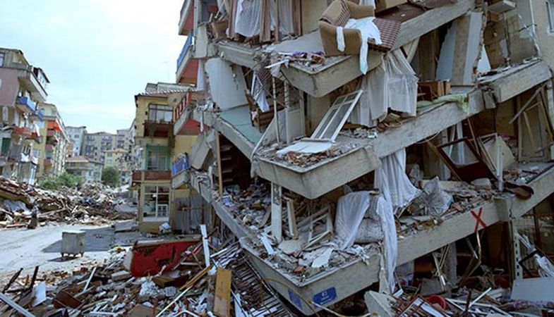 "Riski deprem değil güvensiz yapılar oluşturuyor"