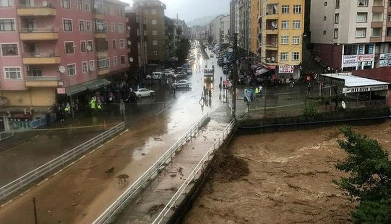 Rize'de selden etkilenen iş yerlerine kira yardımı yapılacak
