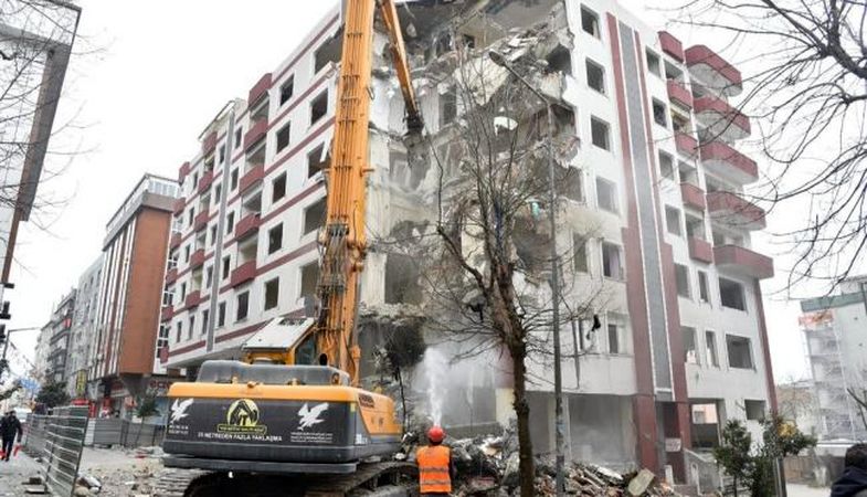 Avcılar'da 15 riskli bina daha yıkıldı
