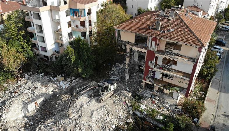 Büyükçekmece'de riskli 70 konut yıkıldı
