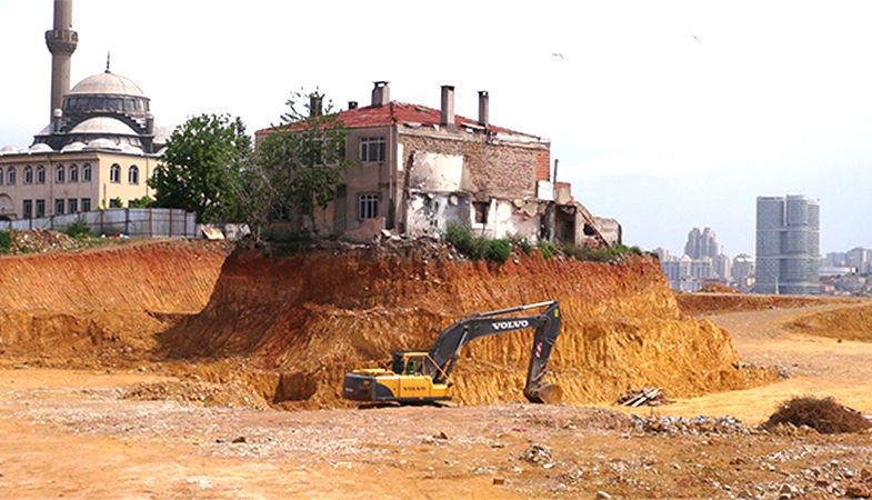 Fikirtepe’nin Simgesi ‘Yalnız Ev’ Törenle Yıkıldı