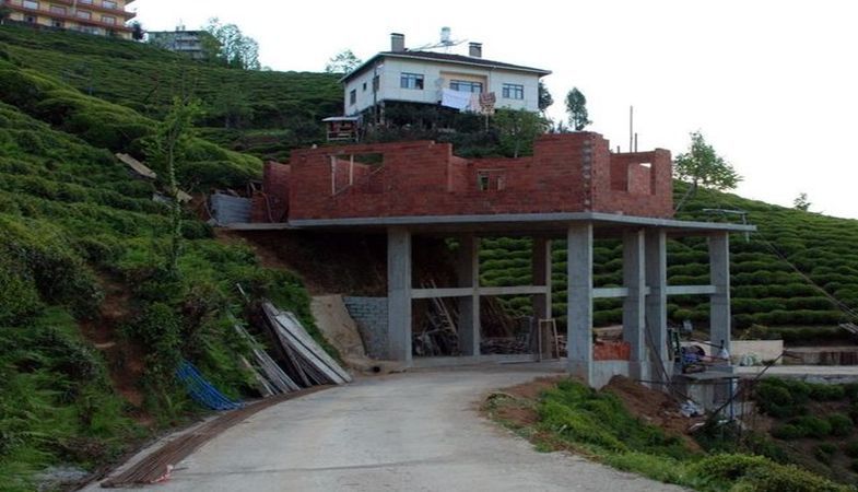 Rize’de Yol Ortasına Ev Yaptı