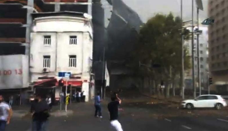 İstanbul Taksim’de İnşaat İskelesi Çöktü!