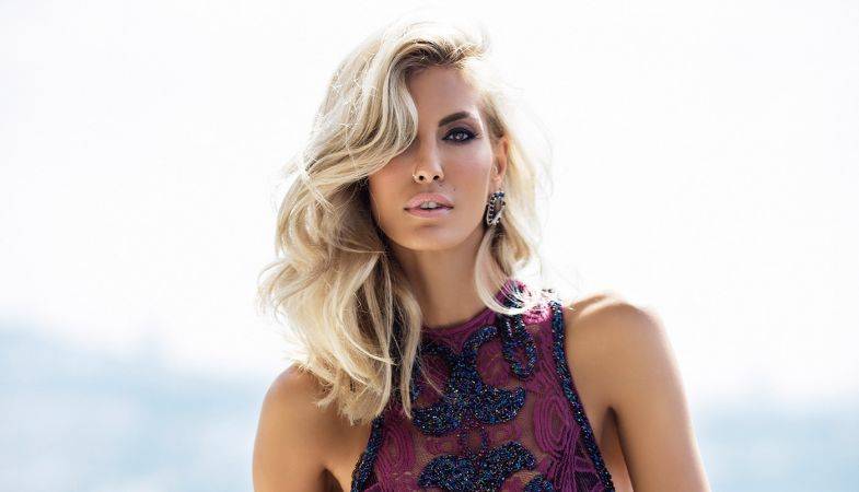 Çağla Şıkel Evinin Kapılarını Açtı