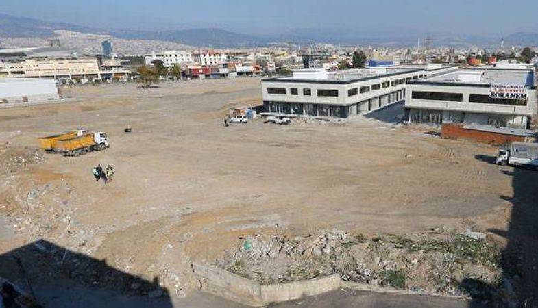 İzmir Konak’ta Moloz Yığını Parka Dönüşüyor