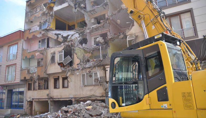 Gemlik’te Depreme Dayanıksız 2 Apartman Yıkıldı