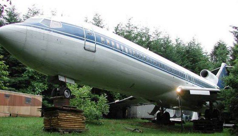 Hurdadan Aldığı Uçağı Eve Dönüştürdü