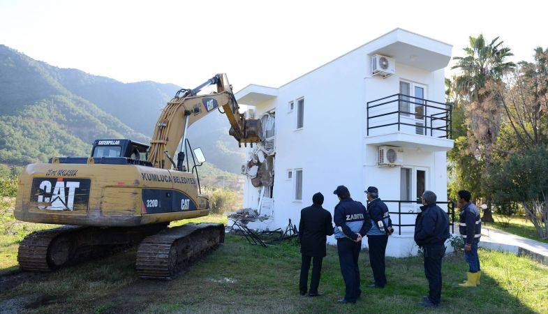Antalya Adrasan’da Kaçak Otel Yıkıldı