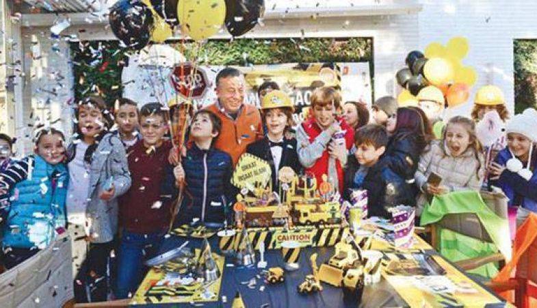 Ali Ağaoğlu Oğluna İnşaat Temalı Doğum Günü Yaptı