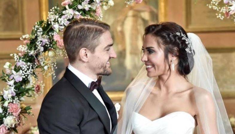 Caner Erkin ve Şükran Ovalı Villa Kiraladı