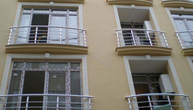 Fransız Balkonum Kusurlu Dedi Ve....