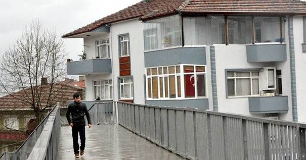 Evimin İçi Görünüyor Dedi Üstgeçide Yıkım Kararı Çıkarttı