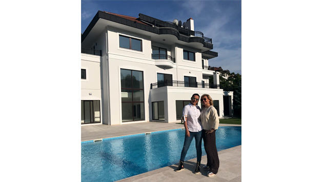 Demet Akalın Acarkent'ten Villa Aldı!