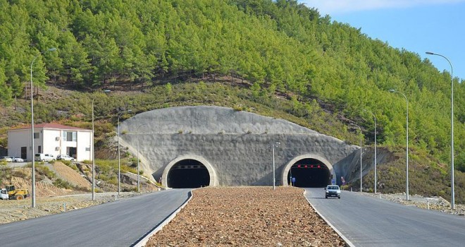 Mersin-Antalya arası Akdeniz Sahil Yolu viyadükleriyle kısalacak