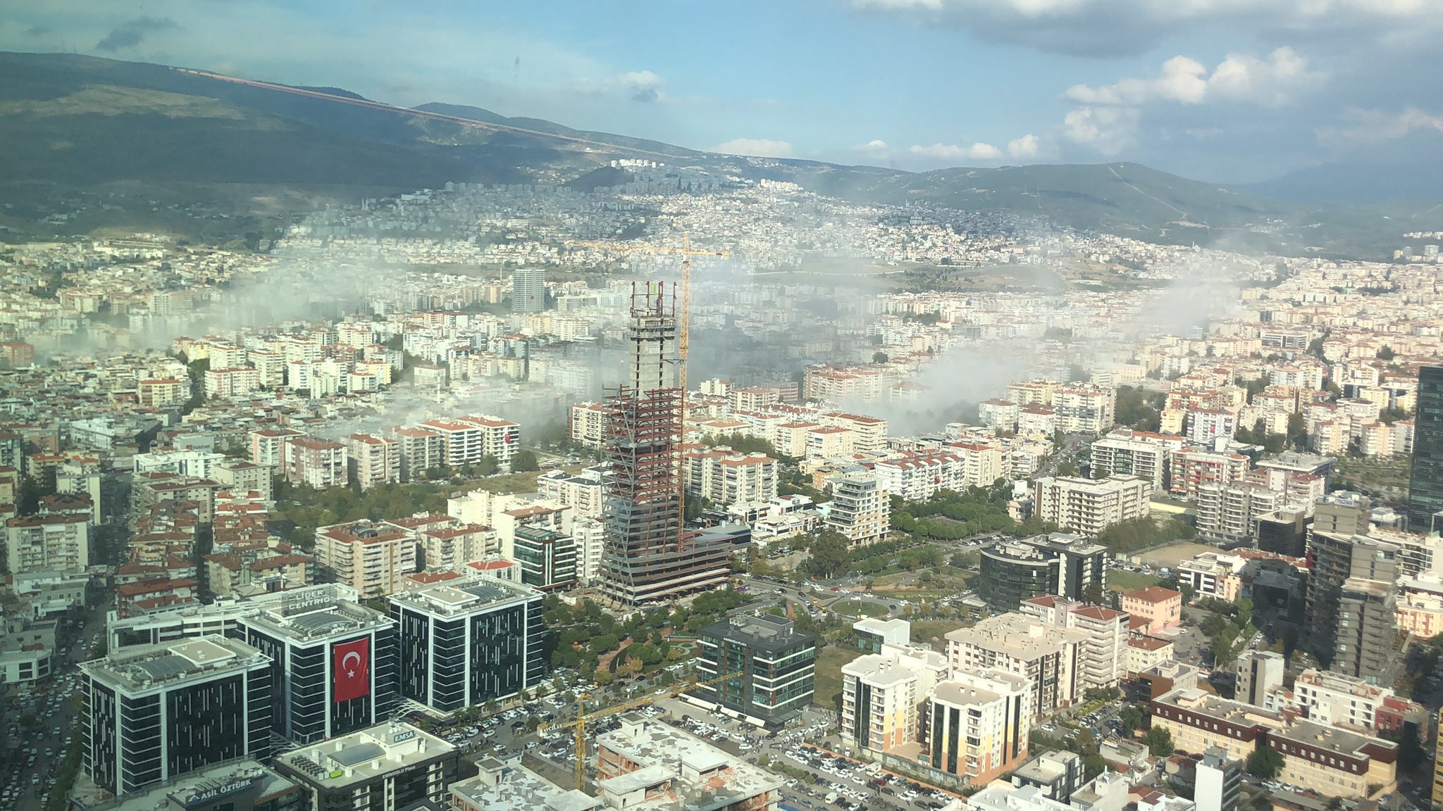Ege Denizi'ndeki deprem sonrası İzmir'de binalar yıkıldı