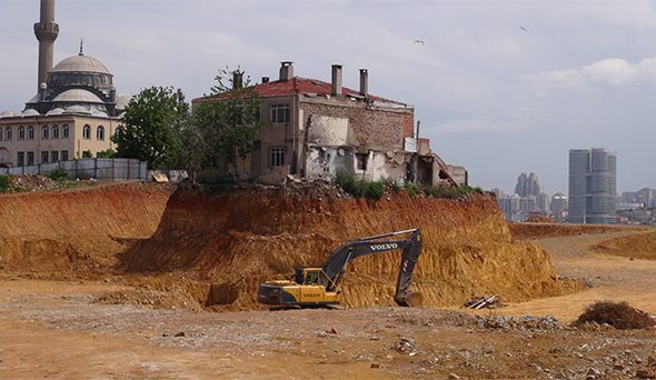 Fikirtepe’nin Simgesi ‘Yalnız Ev’ Törenle Yıkıldı