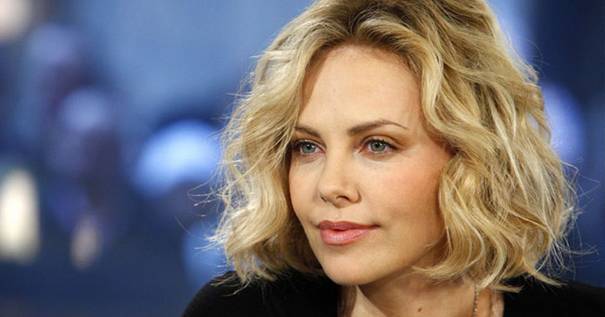 Charlize Theron Evini Zararına Satışa Çıkardı