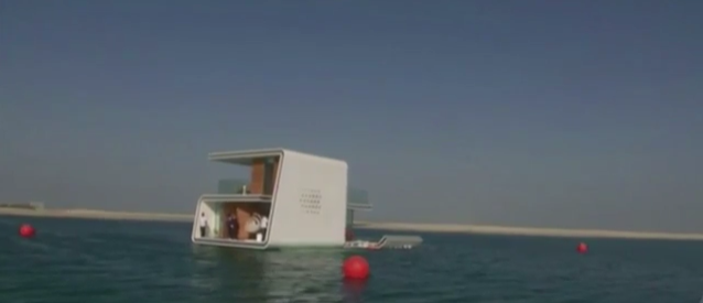 Dünyanın İlk Yüzen Evi Suya İndi