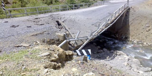 Hakkari Derecik Beldesinin Ulaşımını Sağlayan Köprü Havaya Uçuruldu!
