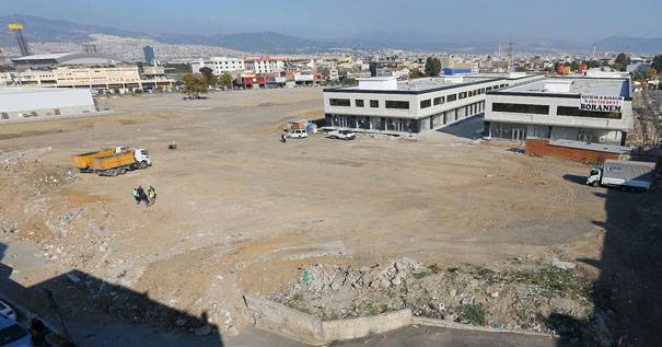 İzmir Konak’ta Moloz Yığını Parka Dönüşüyor